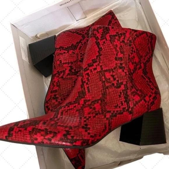 Bar lll but should be Bar none! Faux, sz 8! NWB, red snakeskin, true to fit! - Picture 10 of 11